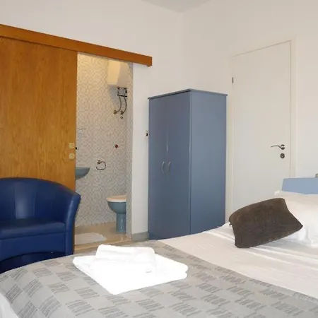 Lejlighed In With Sea View, Balcony, Air Conditioning Wifi 5132-1 Dugi Rat
